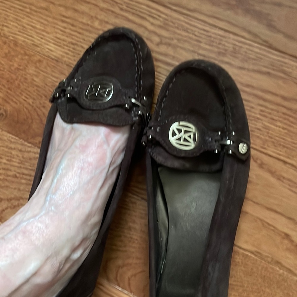 Anne Klein brown suede shoe